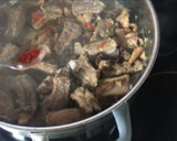 Foto del paso 6 de la receta: Cazuela de patatas, costillas y setas con su caldo