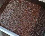 Pas rețetă Prăjitură cu blat de cacao, blat de nucă și cremă de vanilie 12 fotografie