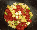 Foto del paso 2 de la receta: Tofu con tomates cherry, tomates secos y guisantes