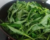 Foto langkah ke 1 dari resep Cah Kangkung Cumi Saus Makati.