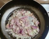 A picture of step 3 of Capsicum prawns.