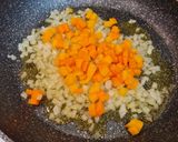 Foto del paso 2 de la receta Fideuá de verduras, champiñones y solomillo de cerdo