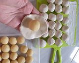 Foto langkah ke 5 dari resep Onde-onde Isi Kacang Hijau Kokoh dan Empuk (bisa di "freezer").