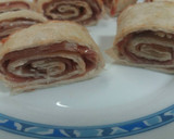Foto del paso 5 de la receta: Rollitos de tortitas de trigo rellenos de jamón serrano