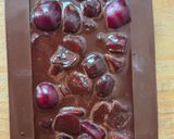 Foto del paso 5 de la receta: Chocolatín con cerezas 🍒 Falso chocolate helado con cerezas frescas 🍒low carb 🍫keto 🍫