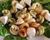 Foto del paso 4 de la receta Ensalada de espinacas y pasta con salmón y pesto 😋