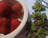 Foto del paso 1 de la receta: Licuado rosa con frutillas y banana
