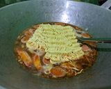 Foto langkah ke 3 dari resep Mie Tumis Keju Pedas.