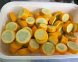Une image de l'étape 2 de Courgettes jaunes marinées grillées à la plancha.