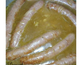 Foto del paso 3 de la receta: Salchichas encebolladas con cerveza
