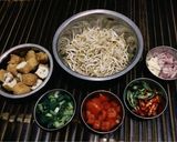 Foto langkah ke 1 dari resep Oseng Taoge Tahu Kulit.