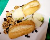 Foto del paso 5 de la receta: Desayuno con aguacate, queso de oveja y frutos secos