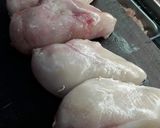 Foto del paso 3 de la receta: Pechuga de pollo al horno con romero y picada de ajos, perejil