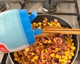 Foto langkah ke 3 dari resep Tumis jagung daging.
