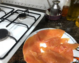 Foto del paso 3 de la receta: Pechuga de pollo a la plancha con guarnición de cherry, pepino, zanahoria y espárrago blanco