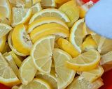 صورة لخطوة 1 من وصفة سلطة ليمون 🍋