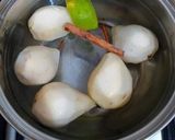 Foto del paso 1 de la receta: Peras en salsa de leche condensada, nata y canela