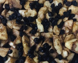 Foto del paso 2 de la receta: POSTRE DE MANZANAS Y PASAS CON CRUMBLE DE AVENA 🍎🍇🍏🍇