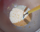 Foto del paso 1 de la receta: Galletitas de harina integral con limón🍋y pasas de uva