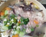 Foto langkah ke 2 dari resep Sop Ayam Labu Wortel Jamur.