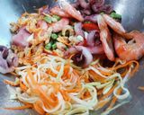 รูปขั้นตอนการทำที่ 2 ของ ส้มตำทะเล