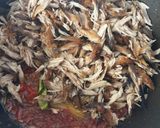 Foto langkah ke 2 dari resep Tongkol Suwir Balado Kemangi.