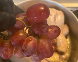 Foto del paso 3 de la receta: Pollo al horno con uvas 🍇