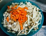 รูปขั้นตอนการทำที่ 1 ของ ต้มจืดเห็ดนางรมหลวงใส่ไก่สับลูกชิ้นหมู