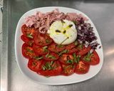 Une image de l'étape 10 de Salade de tomates à l'oignon rouge, jambon blanc, basilic et burrata.