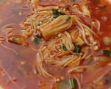 Foto langkah ke 5 dari resep Jamur Enoki Pedas Simpel Tanpa Saus Gogunjang.