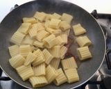 Foto del passaggio 7 della ricetta Mezzi paccheri ondulati con crema di zucchine, datterini confit, guanciale croccante
