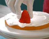 A picture of step 15 of Strawberry Decoration Cake, Chantilly Fraise.