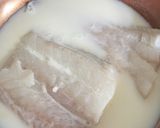 A picture of step 1 of Poached Cod with white sauce.