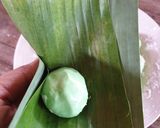 A picture of step 5 of Bugis Mandi (steam gluten rice cake).