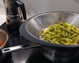 Foto del paso 3 de la receta: Habas al Vapor con Repollo y Mayonesa de Ajo