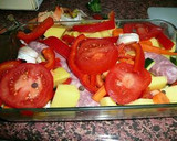 Foto del paso 2 de la receta: Salchichas o butifarras al horno con hortalizas y patatas