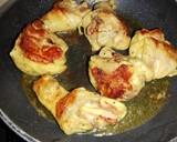 Foto del paso 2 de la receta: Muslo de pollo al ajillo con pasas y pasta de tomate