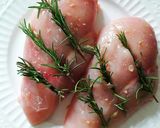 Foto del paso 10 de la receta: Pechuga de pollo al horno con romero y picada de ajos, perejil