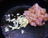 รูปขั้นตอนการทำที่ 2 ของ ผัดผักบุ้งอกไก่