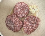 Hình bước làm 2 của món Beefsteak em bé