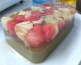 Foto langkah ke 3 dari resep Puding buah dan matcha 2 lapis.