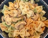 Foto del paso 4 de la receta: Pajaritas salteadas con champiñones