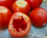 Foto del paso 1 de la receta: Tomates rellenos con arroz, pickles y atún