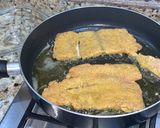 Foto del paso 5 de la receta: Hamburguesa de pescado estilo Sitka Alaska con guarnición de aros de cebolla y pepinillos fritos