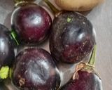 A picture of step 1 of Aaloo baingan (potato-brinjal).