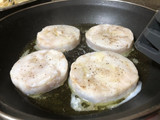 Medallones de merluza en salsa verde con almejas y gambas 🍤