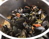 Une image de l'étape 12 de Moules à l'oignon rouge tomates coriandre et crème.