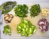 Foto langkah ke 2 dari resep Tumisan Kerang Dara Tomat Cabe Hijau.