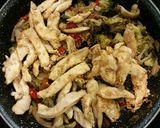 Foto del paso 4 de la receta: Salteado de verduras con tiras de pollo y salsa de soja