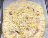 صورة لخطوة 3 من وصفة بيتزا بالصلصة البيضاء والتيركي🍕🍕